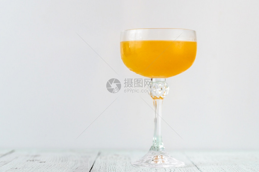 以杜松子酒杏白兰地和橙汁制备的天堂鸡尾酒图片