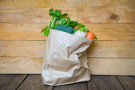 从市场上新鲜蔬菜从市场上抢走木桌纸袋购物用杂货购物概念提供健康食品图片