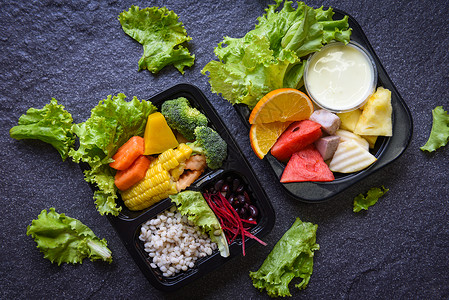 配有健康食品盒的塑料果水箱生菜蔬沙拉酱服务食品订单在线交付食品送取走家庭桌上的包装盒背景图片
