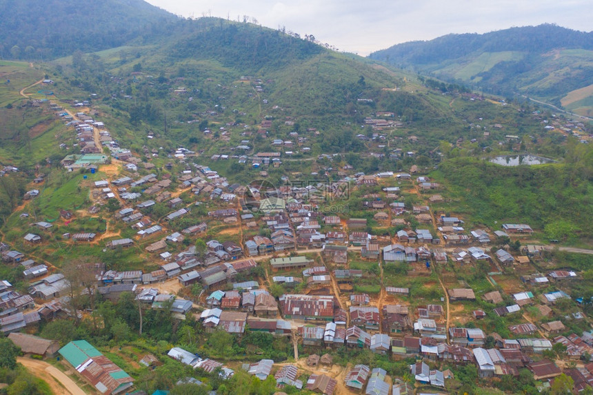 泰国Tak山天然林附近的城镇地方社区住房图片