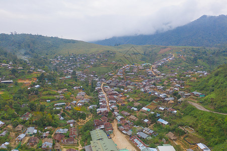 难民有家泰国Tak山天然林附近的城镇地方社区住房背景