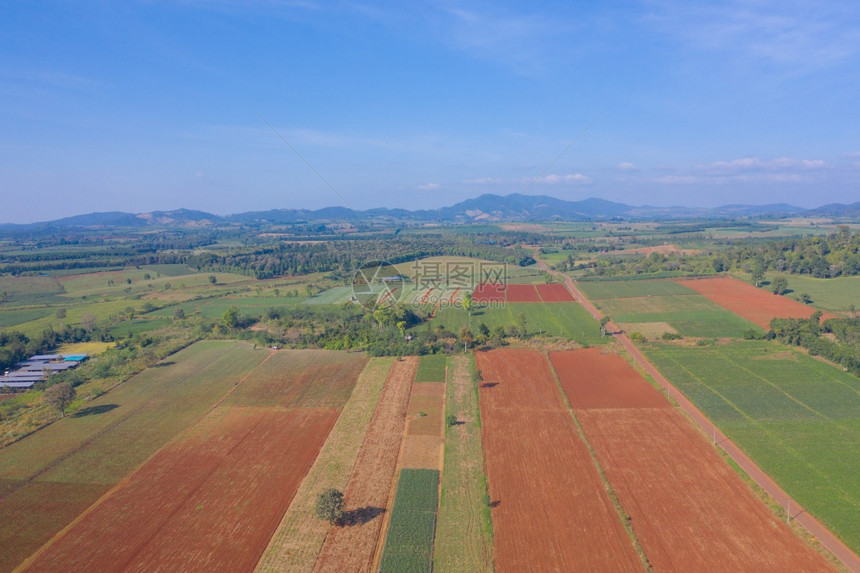以绿色山丘为农业概念的新鲜草地大米和作物田的空中最高视野泰国的自然景观背图片