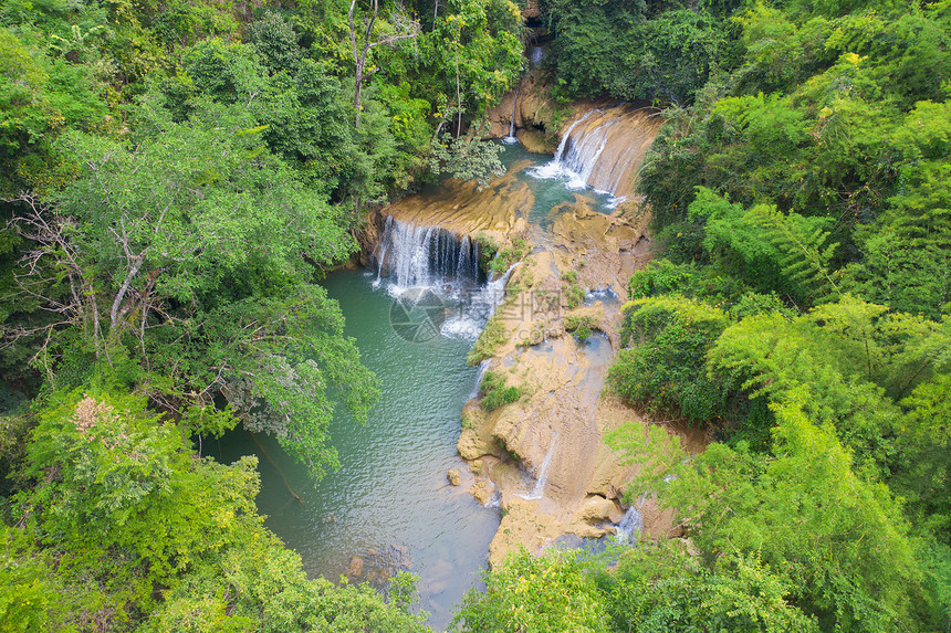 Palata瀑布的空中景象Tak在自然公园的景观在度假和旅游景点行时有林树游景点泰国Umphang图片