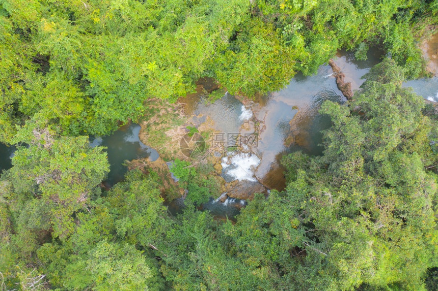 Palata瀑布的空中景象Tak在自然公园的景观在度假和旅游景点行时有林树游景点泰国Umphang图片