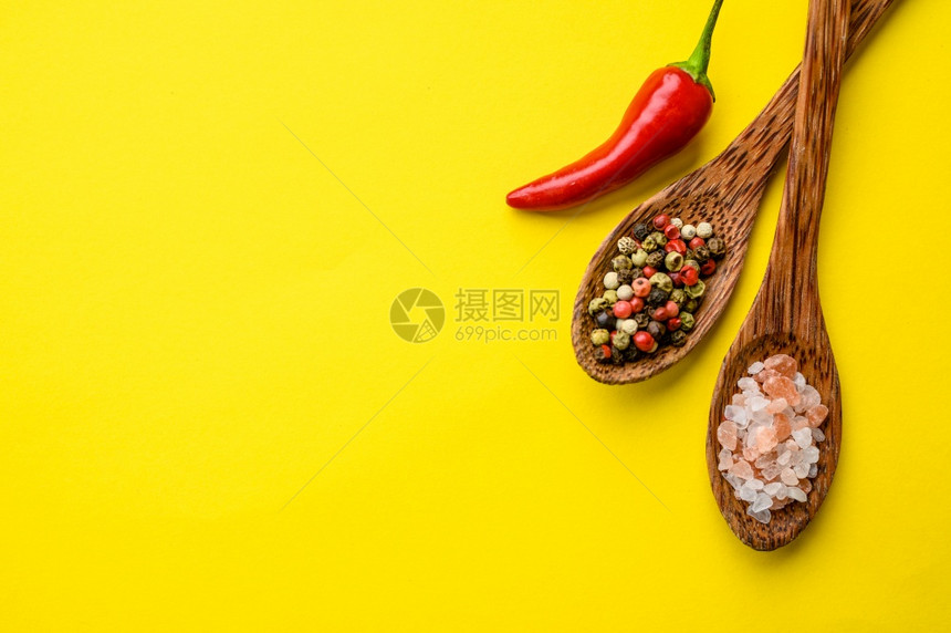 香料以汤匙和红辣椒为香料在黄色背景上隔绝最高视图有机素食品杂货自然生态产品健康的生活方式概念图片