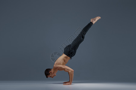 年轻的男性挑战高难度瑜伽动作背景图片