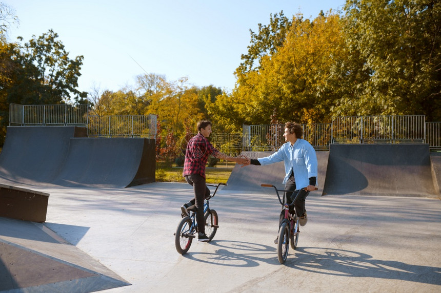 2辆Bmx自行车在滑板场上训练极自行车运动危险循环街头骑车夏季公园自行车滑板场训练图片