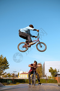 超级自行车运动危险的自行车运动街头骑马青少年在夏季公园骑自行车图片