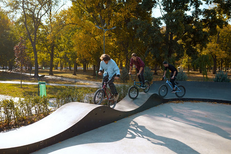 滑板公园速度活动街道高清图片