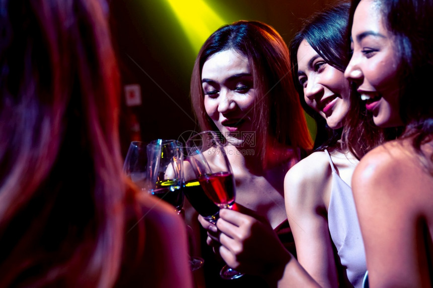 一群朋友在夜里迪斯科俱乐部玩边喝友谊与夜生活概念图片