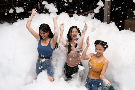 晴朗的泡沫女孩在泡池玩乐趣和喜悦夏季人娱乐背景