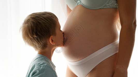 家庭幸福和婴儿预期概念图片