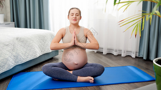 孕妇怀孕期间做保健概念图片