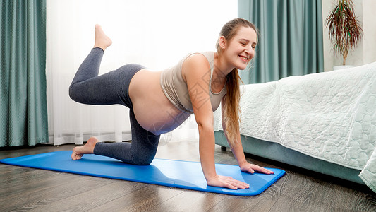 孕妇做瑜伽运动孕妇怀孕期间做保健概念背景