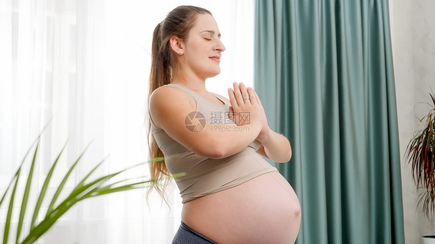 孕妇怀孕期间做保健概念图片