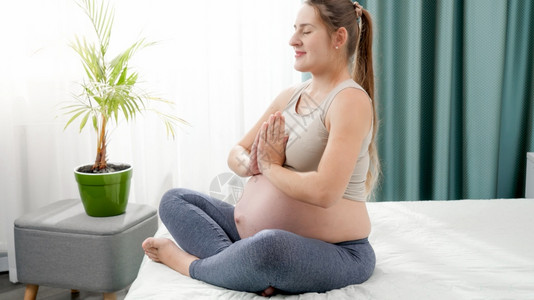 怀孕期间健康生活方式保健和运动概念图片