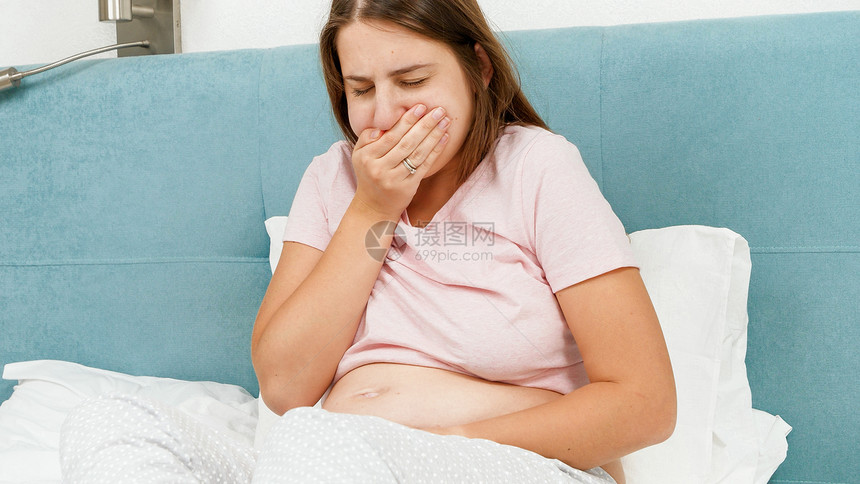 孕妇躺在床上感到恶心图片