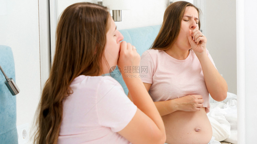 孕妇躺在床上咳嗽图片