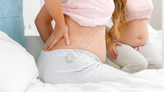 孕妇在床上医疗检查背景图片