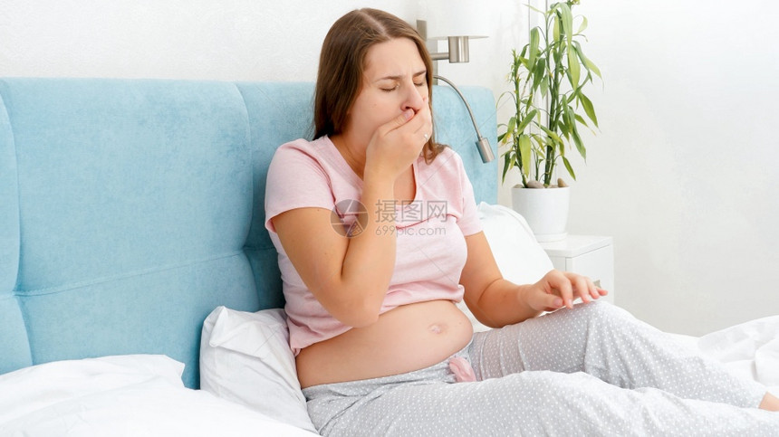 孕妇在床上休息图片