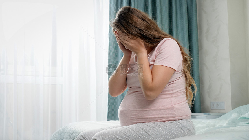 悲伤哭泣的孕妇图片