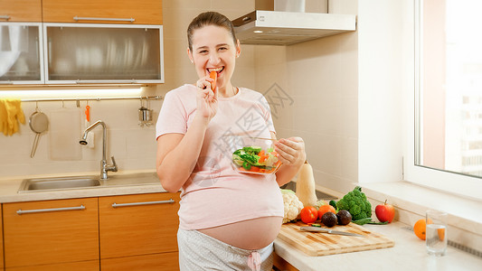 厨房做饭的孕妇图片