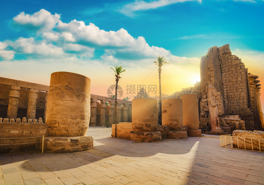 LuxorKarnak寺庙蓝天的平隆日落时Karnak图片