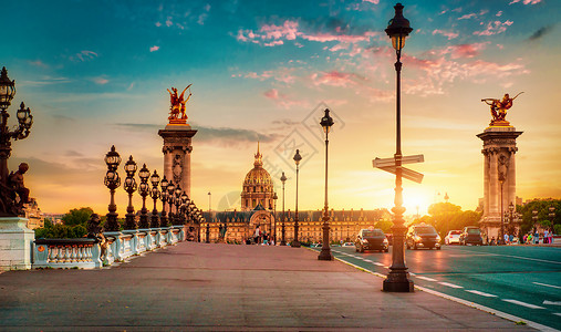 日落时在巴黎的LesLesDeniles街区和AlexandreIII桥图片