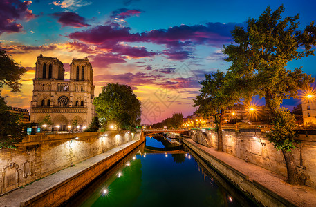 巴黎圣母院塞纳河上空的日出图片