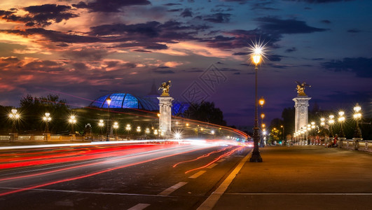 日落时在巴黎亚历山大三世桥的交通图片