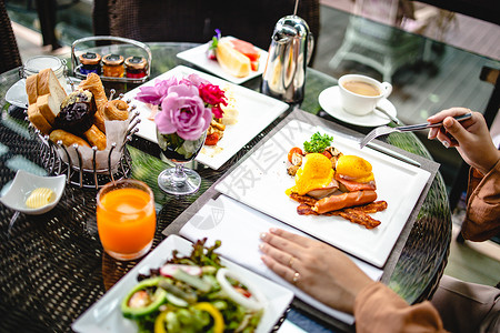 全美早餐丰盛健康分散在咖啡桌边早餐咖啡鸡蛋面包高清图片