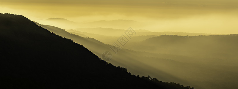 山地自然景色日出黄橙金的天空阳光背景图片