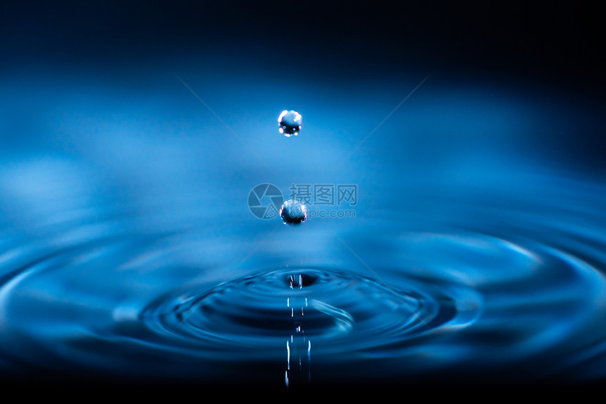 蓝色水喷的抽象背景图片