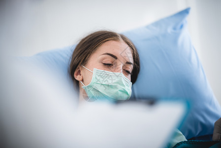 科罗纳新冠19疾病人看医生进行健康检查在医院进行流病隔离检疫图片