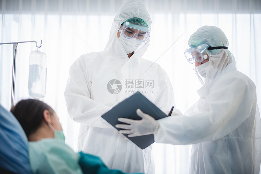 个人防护设备诉讼的男专家医生在院隔离负压力室与科罗纳感染人一起工作图片