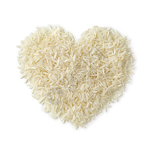 白底孤立的原Basmati稻米的心形堆积图片