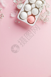 复活节概念白陶瓷持有人的鸡蛋和粉红背景平地复制空间的鲜花图片