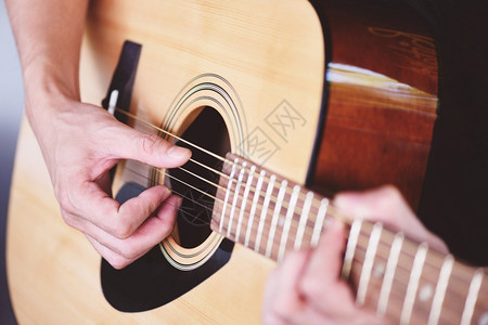 人手演奏音响吉他关闭手音乐器用于娱或爱好激情的概念图片