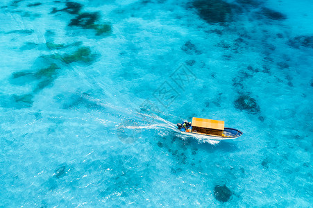 夏季日落时清蓝水中渔船的空视图背景图片