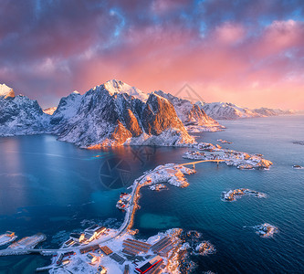 美丽的风景包括蓝海雪山岩石和岛屿村庄罗布公路桥和粉红色天空中观景图片