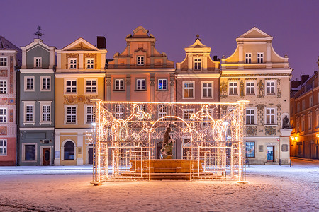 波兰兹南老城市场广圣诞夜波兰兹南夜间老城背景图片
