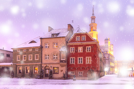 波兰兹南州雪圣诞之夜旧城老市场广的波兹南市政厅兰兹南夜间老城波兹南图片