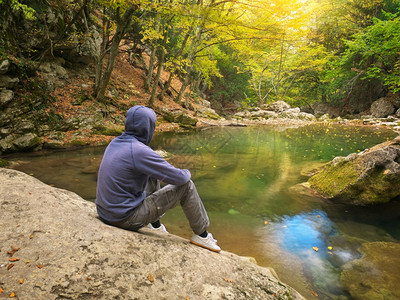 秋天森林和河湖的人风景和自然象图片