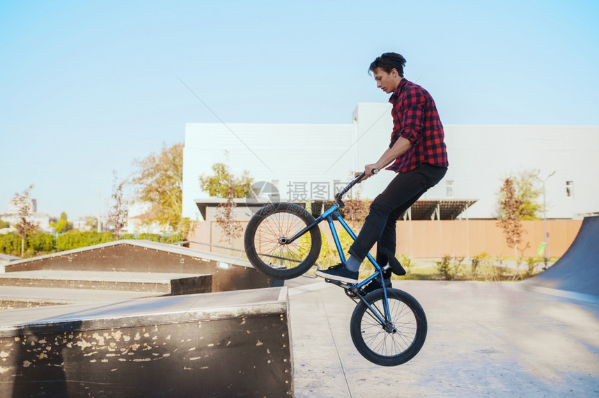 BMX小骑自行车者玩把戏滑板场训练极端自行车运动危险循环冒街头骑马夏季公园自行车青年者玩把戏图片