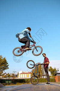 超级自行车运动危险循环街头骑马青少年在公园骑自行车图片