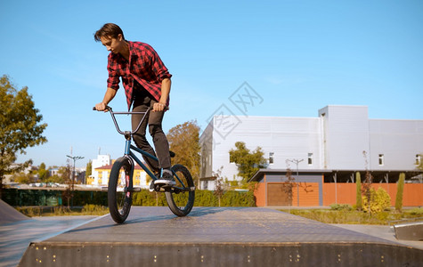 公园斜坡超级自行车运动危险循环冒街头骑马夏季公园自行车背景
