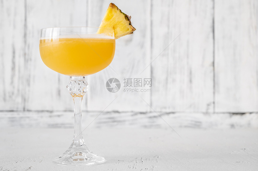 玻璃Algonquin鸡尾酒加菠萝片图片
