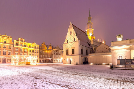 波兰兹南州雪圣诞之夜旧城老市场广的波兹南市政厅兰兹南夜间老城波兹南背景图片