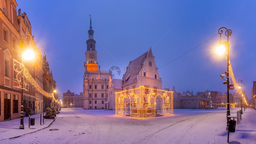 波兰兹南白雪之夜旧城市场广波兹南的政厅全景和圣诞树波兰兹南晚城图片