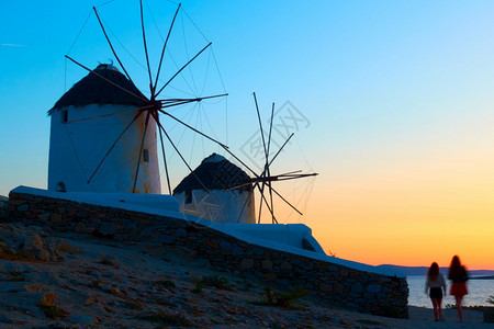 希腊Mykonos岛黄昏时的海边风车图片